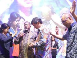 Pendeta Amos Jayarathnam tumpang tangan ke Walikota Manado