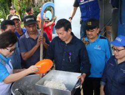 Walikota GSVL dan isteri kompak urus makanan korban banjir