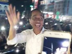 Jokowi: Cuma di Manado, warga minta Presiden keluar dari mobil