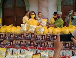 Imbas Covid-19, CEP dan Golkar Sulut bagi bantuan untuk umat Islam di Amurang