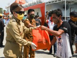 Bupati CEP dampingi Forkopimda Sulut bagikan bantuan di Pelabuhan Amurang