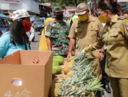 Bupati CEP pantau Pasar 54 dan bagikan payung pada pedagang
