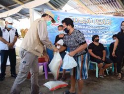 Diawali dari Bunaken, Walikota GSVL mulai salurkan bansos Covid-19 tahap III