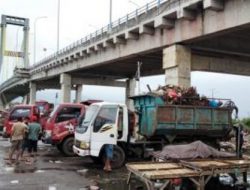 Nyamankan pasar, PD Pasar dan DLH angkut sampah menumpuk pasca Natal dan Tahun Baru