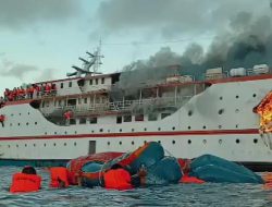 (VIDEO) Detik-detik KM Karya Indah rute Manado-Maluku Utara terbakar tengah laut