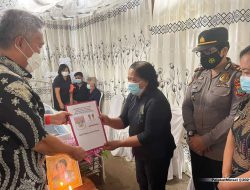 Bupati FDW serahkan santunan duka di Desa Rumoong Atas Dua