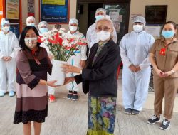 Jelang HUT Sulut, isteri Gubernur Pertama Sulut ini berikan “Bunga Cinta” kepada para Nakes