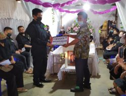 Pemdes Kumelembuai serahkan santunan duka mewakili Bupati Franky Wongkar
