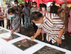 Gubernur Olly Dondokambey resmikan 6 rumah warga yang dibangun Bupati James Sumendap
