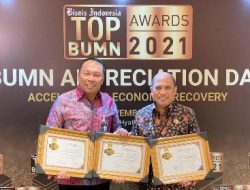Dirut dan Dirkeu Jasa Raharja raih penghargaan Top BUMN Awards 2021