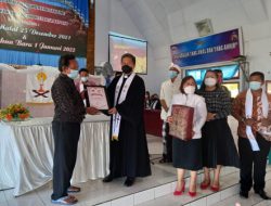 Diserahkan di gereja, tokoh Muslim yang hibahkan tanah untuk GMIM terima penghargaan dari Pemkab Minsel