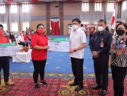 Walikota Manado serahkan KIS kepada para Ketua Lingkungan: Tingkatkan pelayanan masyarakat