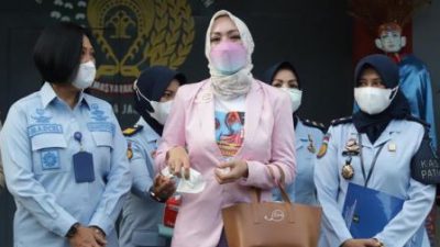 Bebas, Angelina Sondakh sujud di kaki orangtua, ini pesan sang ayah Prof Lucky