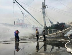 Kapal pengangkut 600 ton kermel terbakar di Pelabuhan Bitung, kerugian Rp2 Milyar