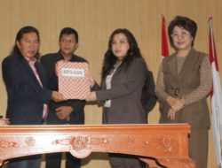 James Sumendap serahkan laporan pertanggungjawaban pelaksanaan APBD 2021 Pemkab Mitra kepada DPRD