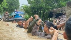 Tim Brimob Polda Sulut evakuasi korban bencana alam Manado