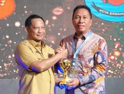 Komitmen terhadap kesehatan masyarakat, Bupati Minsel terima penghargaan Universal Health Coverage dari pusat