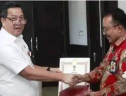 Wakili Pemerintah Pusat, Wagub Kandouw Serahkan Penghargaan Satyalancana Karya Satya ke Kepala BPKP Perwakilan Sulut Beligan Sembiring