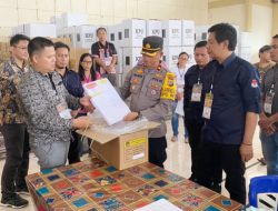 Personel OMB Polres Mitra dampingi proses penyortiran dan pelipatan surat suara