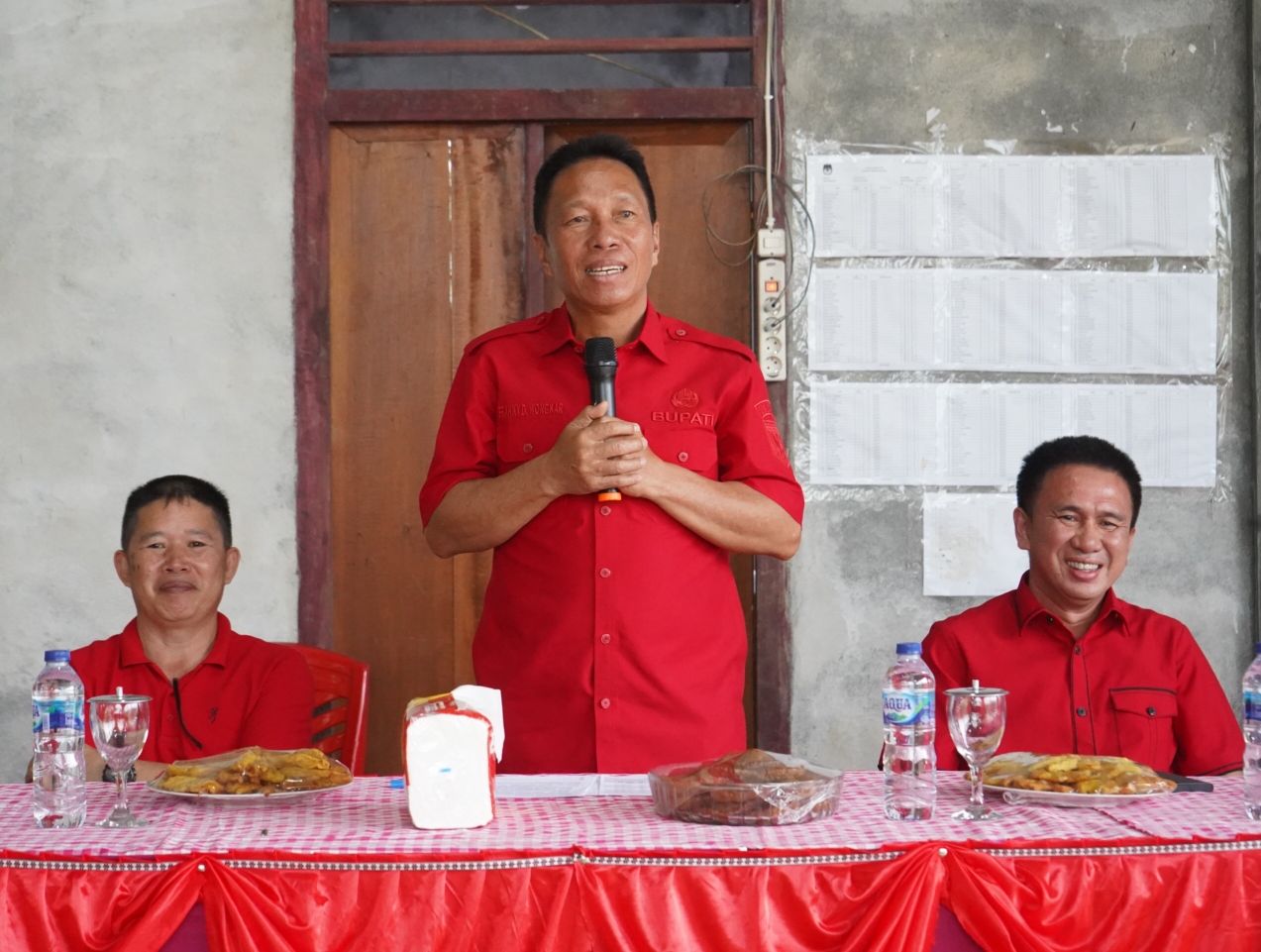 Bupati FDW Saat Berkunjung Di Desa Liandok