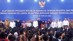 Didampingi Gubernur Olly dan Walikota Maurits, Presiden Jokowi Temui Ribuan Nasabah Program Mekaar di Bitung