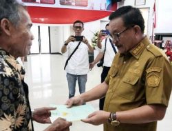 Walikota Bitung Maurits Mantiri Serahkan Sertifikat Redistribusi Tanah 2023 kepada 1200 Penerima