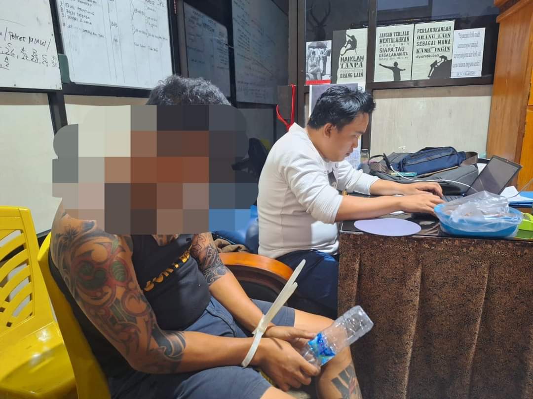 Tersangka ST Alias Epen Saat Diamankan Di Mapolres Minsel