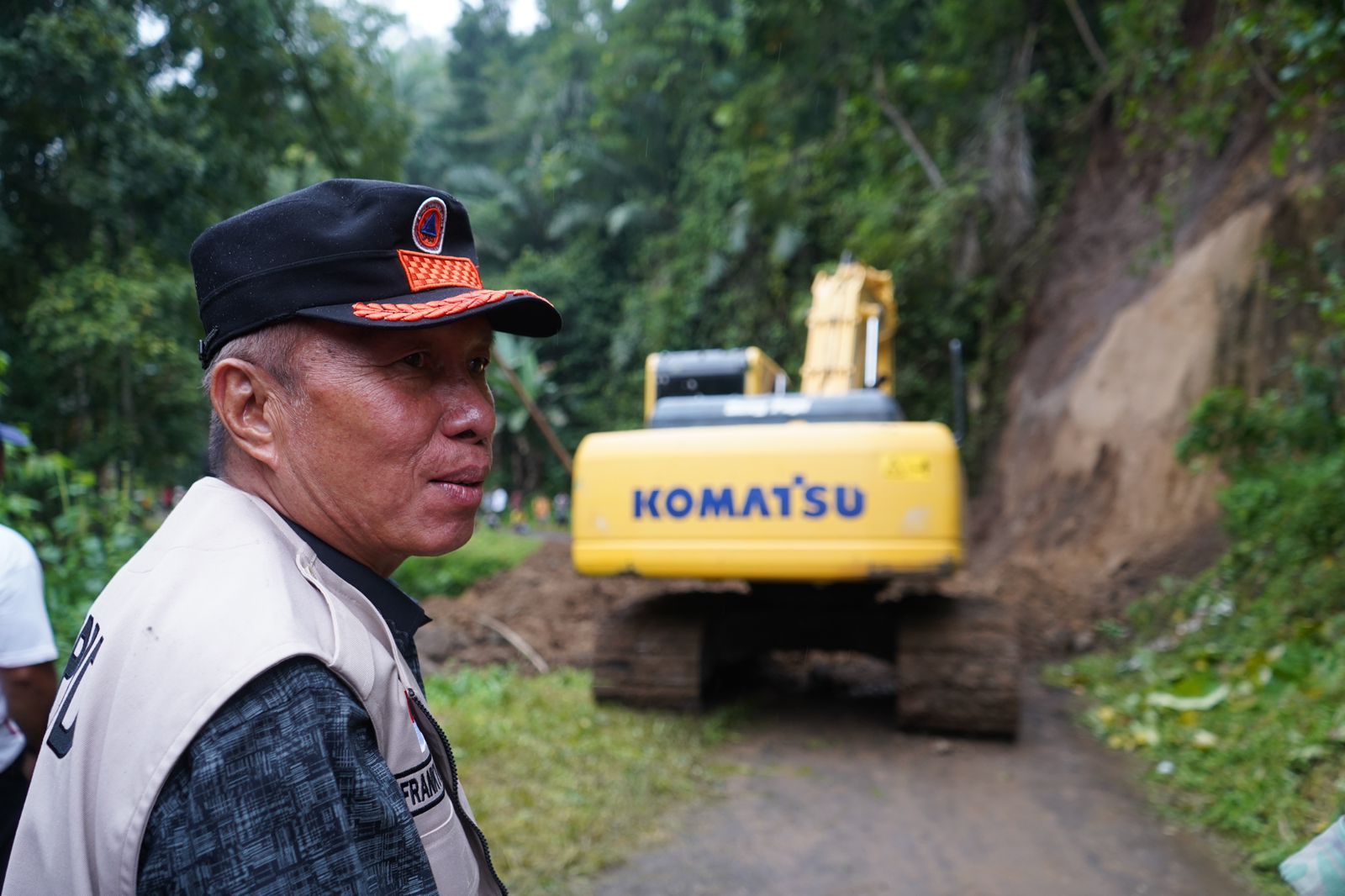 Bupati FDW Saat Meninjau Lokasi Longsor Di Desa Maliku