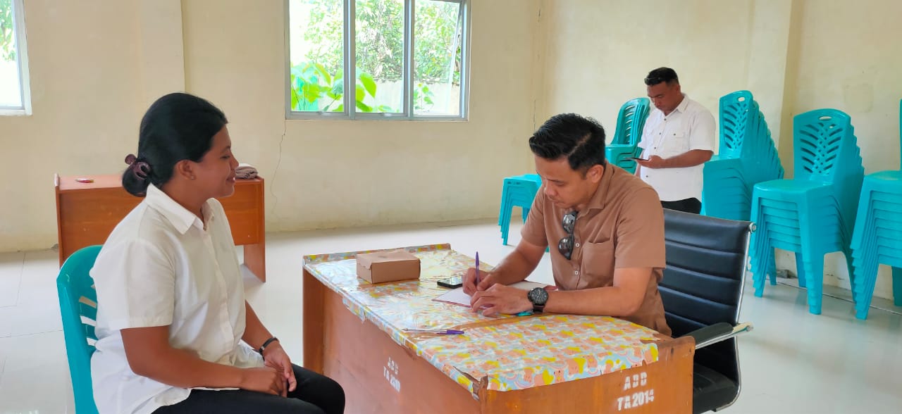 Komisioner KPU Bolmut Nur Apri Ramadhan L Usman sedang melakukan wawancara kepada calon PPS