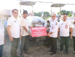Pj Bupati Ronald Sorongan Serahkan Bantuan Alsintan Bagi Kelompok Tani