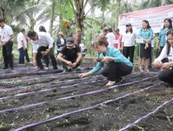 Pemkab Mitra Terus Perkuat Ketahanan Pangan, Pj Bupati Sorongan Tanam Kacang di Silian Raya