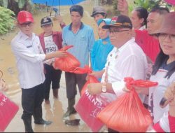 Tinjau Lokasi Banjir di Kecamatan Pusomaen, Pj Bupati Ronald Sorongan Berikan Bantuan