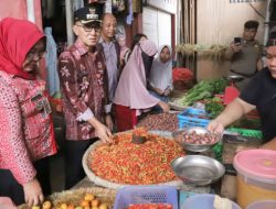 Tinjau Harga Bahan Pokok, Pj Bupati Sorongan Lakukan Pemantauan di Pasar Belang