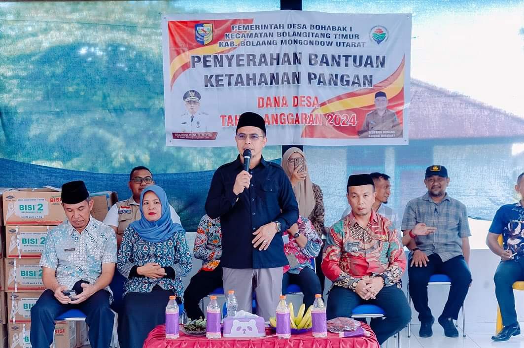 Kegiatan penyerahan bantuan pangan oleh Pj Bupati Bolmut Dr. Sirajudin Lasena, SE, M.Ec.Dev