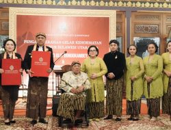 Gubernur Olly dan Ibu Rita Terima Gelar Kehormatan dari Keraton Kasunanan Surakarta