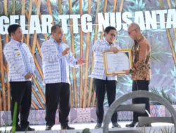 Pj Bupati Ronald Sorongan Terima Penghargaan Satya Lencana Bhakti Inovasi Desa