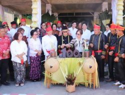 Pj Bupati Ronald Sorongan Dianugerahi Gelar Tonaas Wangko Mitra di HUT ke-100 Desa Kalait Raya