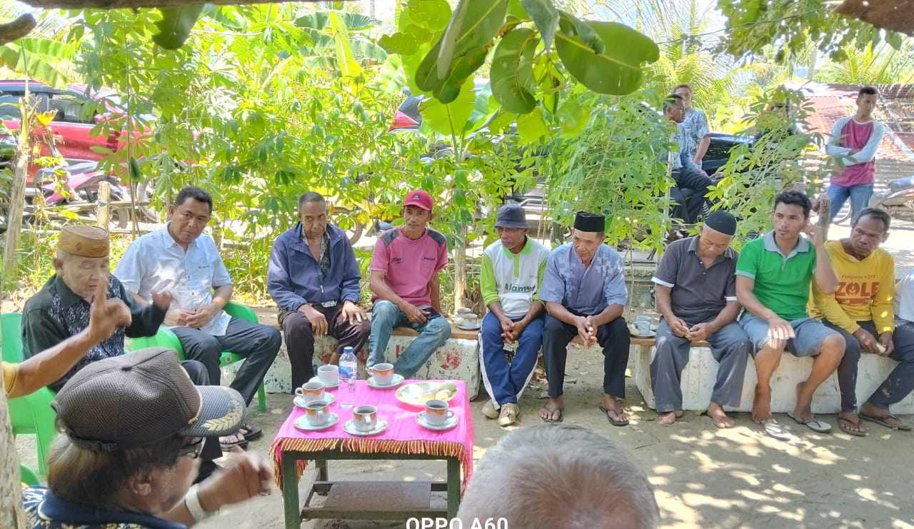 Pasangan HARAPAN saat mendengar curhatan warga Desa Tuntung