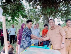 Serahkan Bantuan Perahu Fiber 10 Unit, Pj Sekda Bolmut : Daerah Akan Aman Jika Nelayan dan Petani Sejahtera