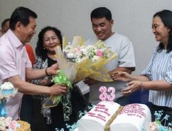 Wagub VM dan Pejabat Pemprov Sulut Beri Kejutan HUT Perkawinan ke-33 Gubernur YSK dan Isteri