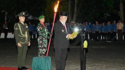 17 Agustus Dini Hari, Gubernur YSK Pimpin Apel Kehormatan dan Renungan Suci di TMP Kairagi