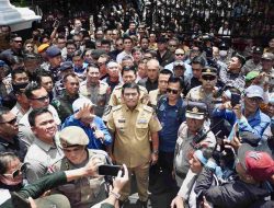 Aksi Nekat Gubernur dan Wagub Sulut di Tengah Kerumunan Massa Demonstran di Kantor Gubernur