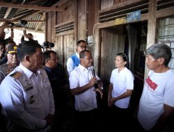 Gubernur YSK Dampingi Menteri Bahlil Resmikan Proyek “Merdeka dari Kegelapan” di Kampungnya Presiden Prabowo