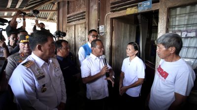 Gubernur YSK Dampingi Menteri Bahlil Resmikan Proyek “Merdeka dari Kegelapan” di Kampungnya Presiden Prabowo