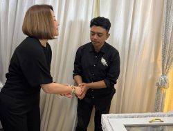 Hadiri Ibadah Pemakaman Korban Kebakaran Megamall, Ketua DPD Golkar Sulut Michaela Elsiana Paruntu Beri Penguatan Kepada Keluarga