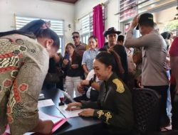 Didampingi Suami Tercinta Henry Walukow, dan Ribuan Pendukung Rossiane Angkouw Daftarkan Diri Sebagai Balon Hukum Tua Desa Tatelu